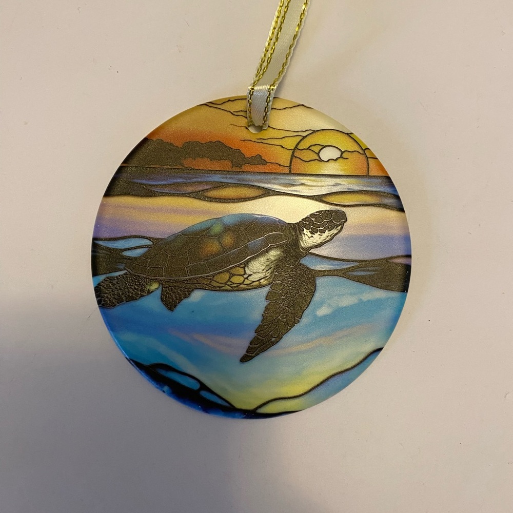 Christmas ornament Sea Turtle round flat stained Glass style NIB Includes Box